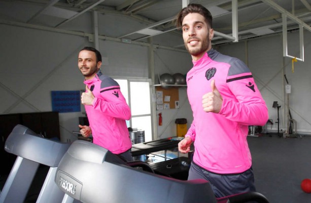 Pazzini y Rochina completan su primer entrenamiento con el Levante
