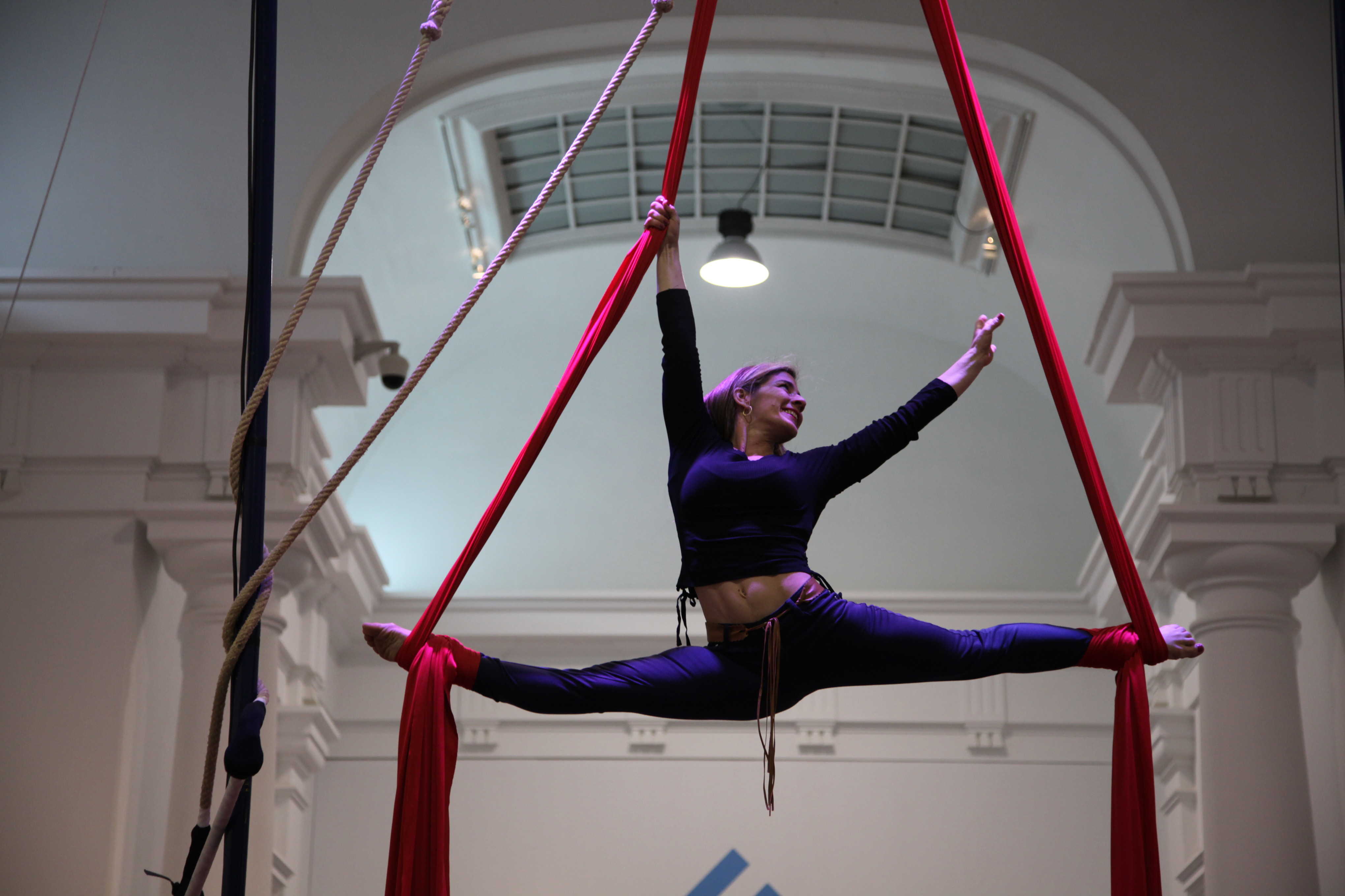 El circo se adentra en el Carme con acrobacias y una exposición de Gran Fele