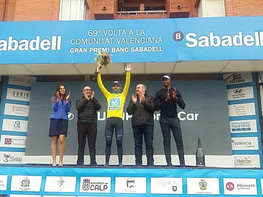 Valverde recupera la sonrisa tras ganar la segunda etapa de la Volta y vestirse de amarillo

