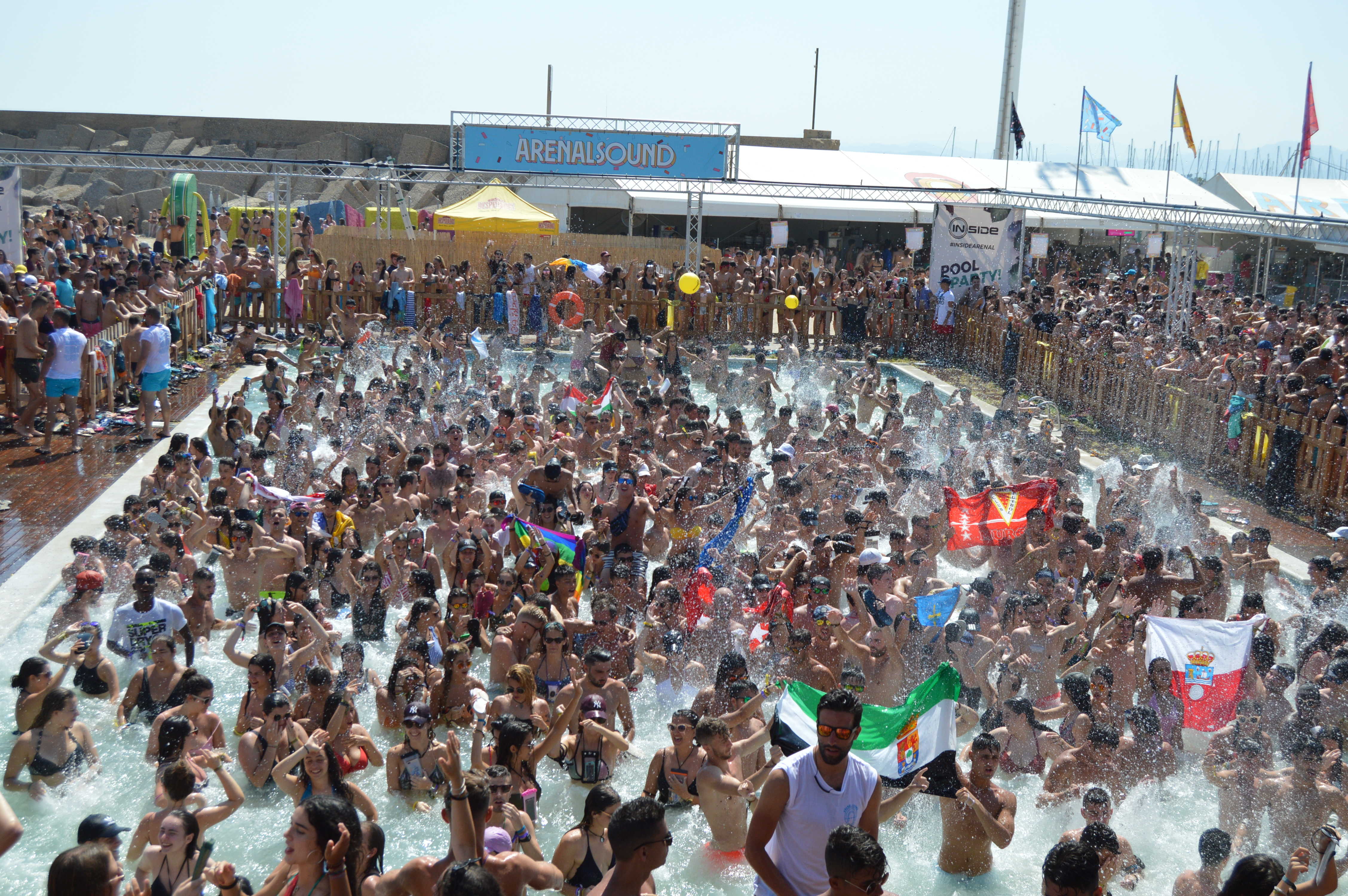 El Arenal Sound congrega a miles de jóvenes en Burriana (Fotos: Javier Martí)