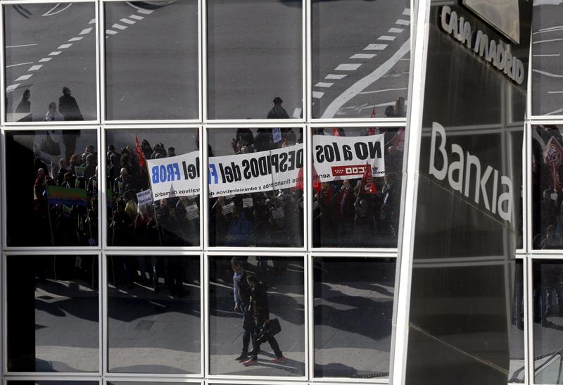 Concentración ante la Torre Bankia, sede del banco en Madrid. Foto: EFE - 