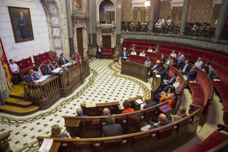  Aspecto de uno de los primeros plenos del Ayuntamiento de València en la actual legislatura. Foto: EVA MÁÑEZ  - 