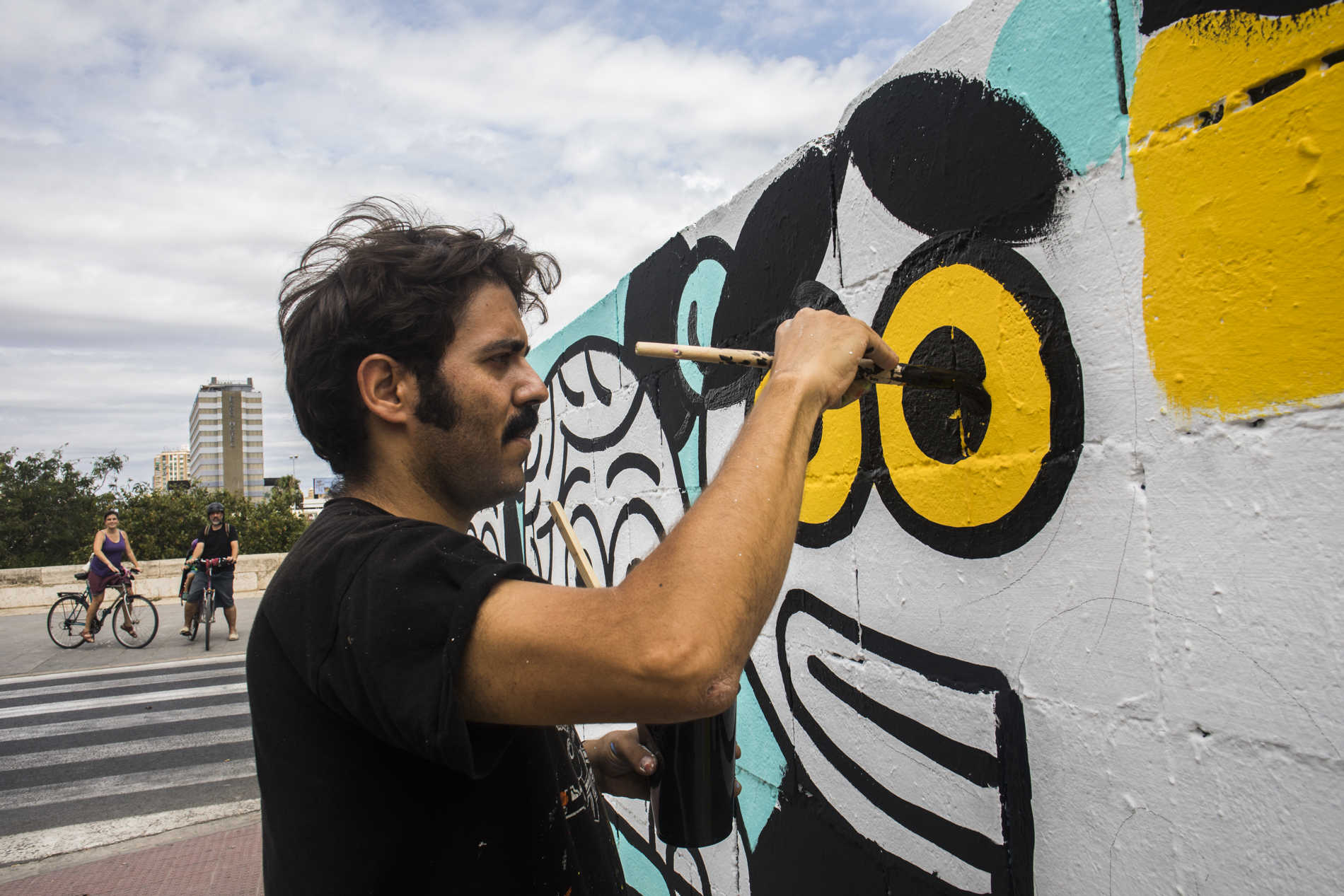  Elías Taño vuelve a pintar su mural sobre el ‘caso Alsasua’ (Fotos: EVA MÁÑEZ)
