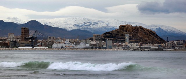 La nieve obliga a cortar 3 carreteras al sur de Valencia y norte de Alicante