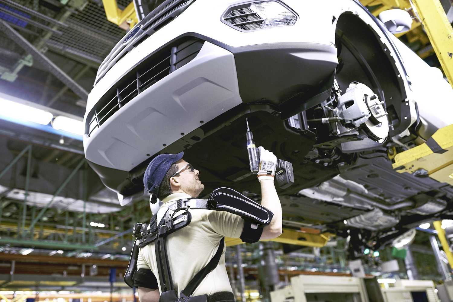 Ford integra por primera vez en el mundo exoesqueletos en sus líneas de Almussafes
