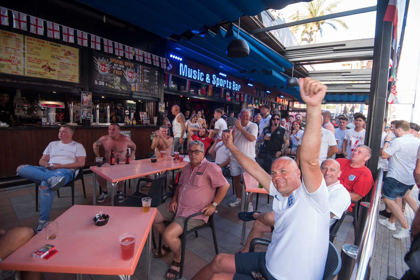 Los británicos toman Benidorm para seguir el Inglaterra-Croacia (Fotos: RAFA MOLINA)