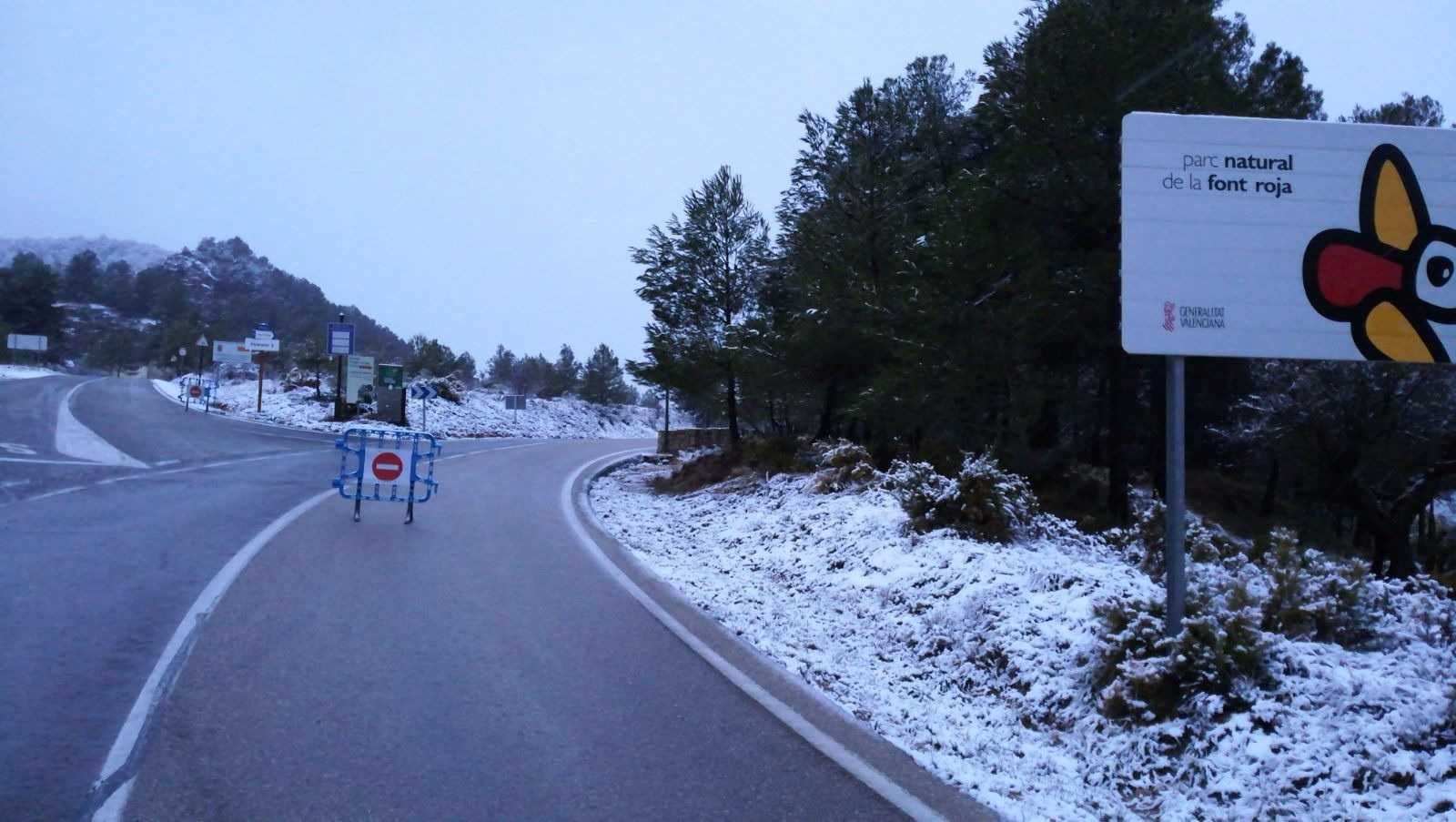 La nieve obliga a cortar 3 carreteras al sur de Valencia y norte de Alicante
