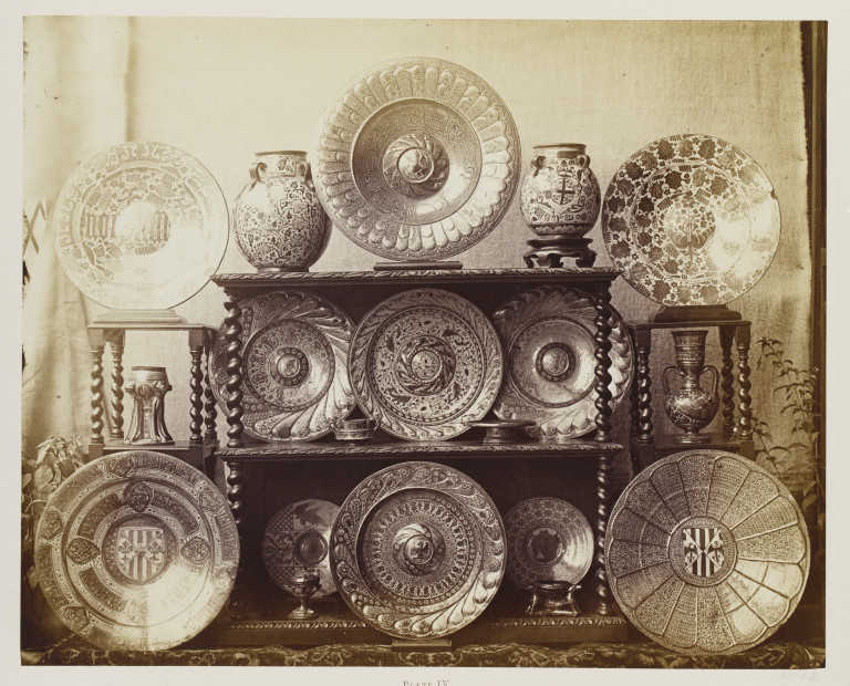 Colección de platos valencianos medievales de la antigua colección John Henderson (en una fotografía del siglo XIX), hoy en el Victorian and Albert Museum de Londres - 