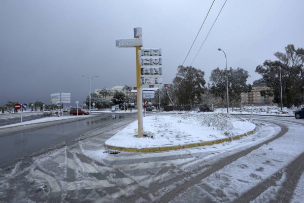 La nieve complica la circulación en varias carreteras de Valencia y Alicante e impide el paso de camiones