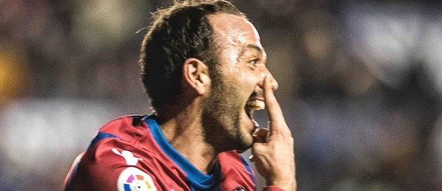Pazzini, tras los pasos de Caicedo, Martins o Manchev, anotó en su debut