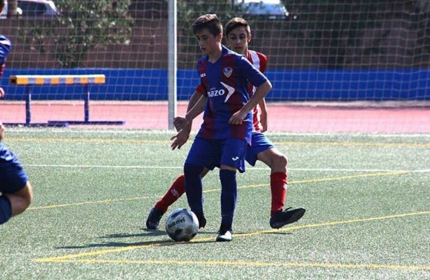 Todo el fútbol español se vuelca con la UD Alzira el fallecimiento por
muerte súbita de Nacho Barberà