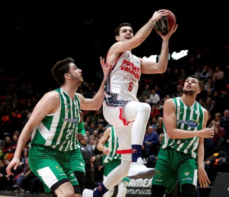 El homenaje perfecto a la Copa del Rey del 98 con paliza al colista (103-67)