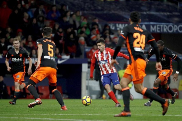 El Valencia pierde ante el Atlético y se aleja de la segunda plaza