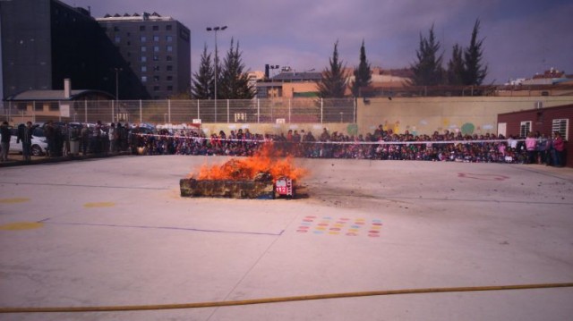 Los centros educativos ya pueden solicitar la colaboración de bomberos para la 'cremà' escolar
